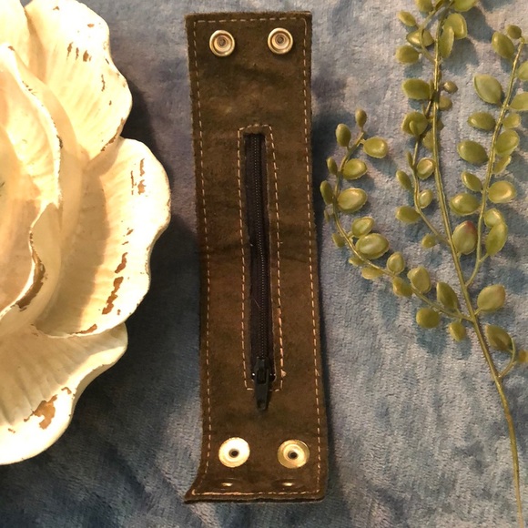 Hidden money compartment in this snap bracelet! - Picture 4 of 8